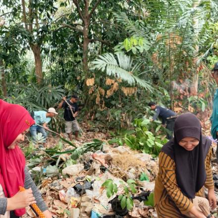 Pemerintah Desa Tanah Abang Bersama Guru PAUD dan Masyarakat Gotong Royong Membersihkan Area Sekitar